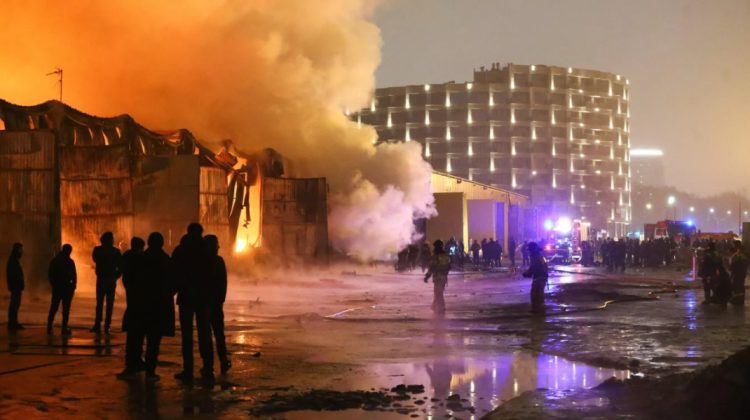 VIDEO A ars ca o torță! Depozitul unei piețe din suburbia Moscovei a luat foc