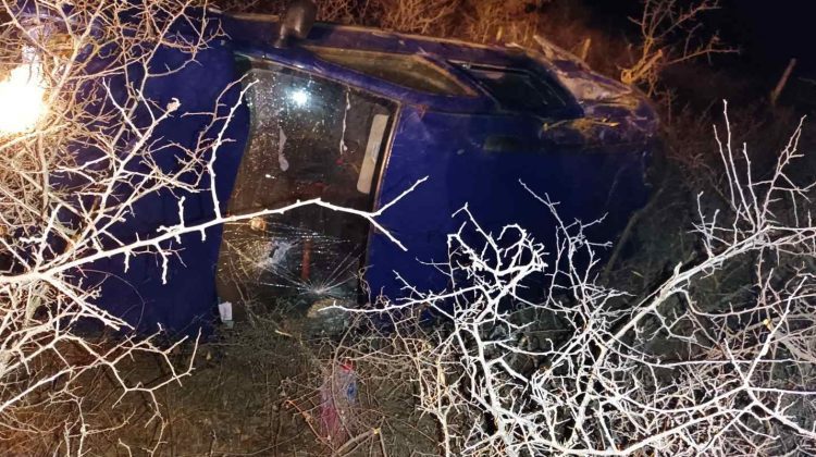 Sărbătoarea „fură” atenția șoferilor? Doi copii, transportați la spital după ce mașina în care se aflau s-a inversat