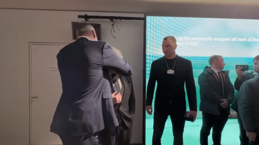 VIDEO S-a întâmplat la Davos! Vitalii Kliciko i-a oferit lui Boris Johnson titlul de cetățean de onoare al Kievului