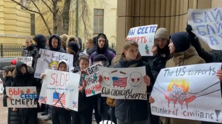 VIDEO Putin a trimis copii de școală să o huiduie pe noua ambasadoare a SUA în Rusia