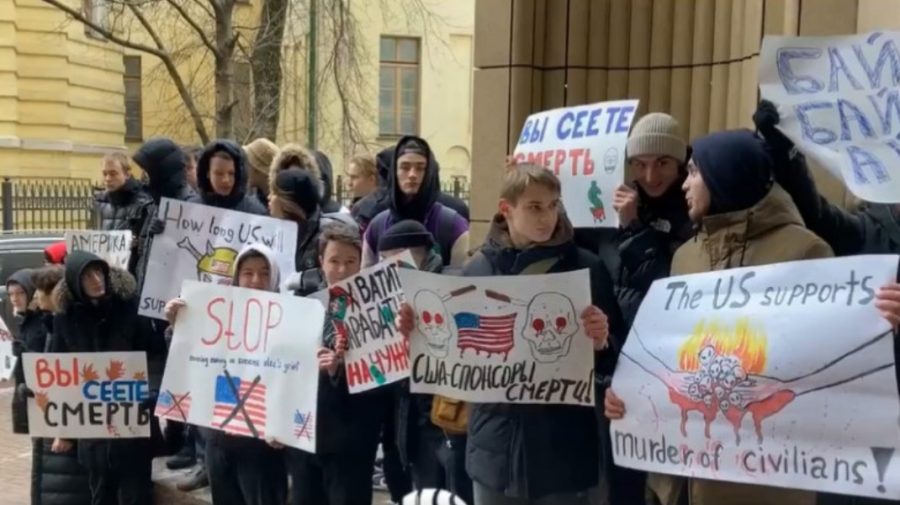 VIDEO Putin a trimis copii de școală să o huiduie pe noua ambasadoare a SUA în Rusia
