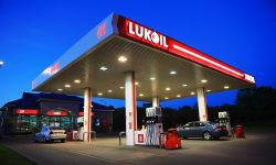 Lukoil își ia rămas bun de la Republica Moldova. Ce companie va prelua cele peste 100 de stații de alimentare