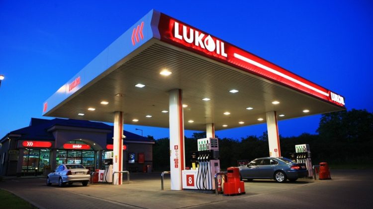 Lukoil își ia rămas bun de la Republica Moldova. Ce companie va prelua cele peste 100 de stații de alimentare