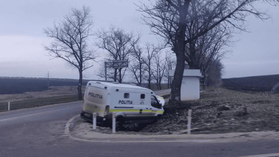 FOTO Un microbuz al poliției s-a izbit într-un copac. Ar fi încercat să evite impactul cu o altă mașină