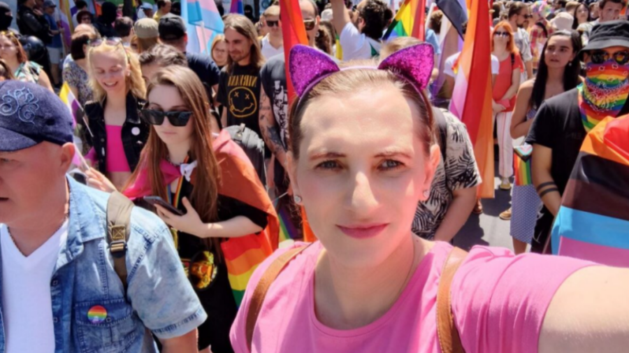 O tânără trans va merge în instanță, după ce i s-a refuzat deservirea la o bancă din Chișinău