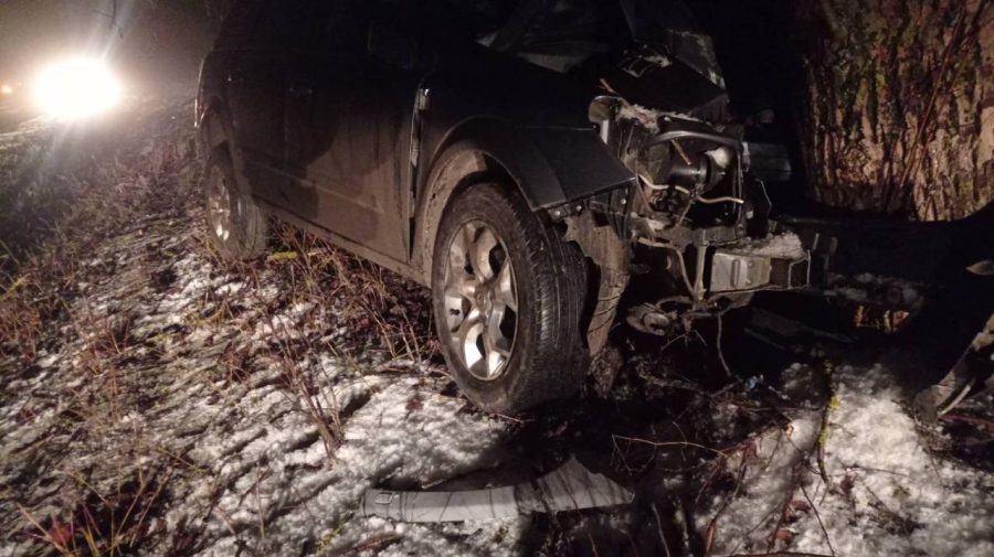 Un Opel a „zburat”, ieri seara, într-un copac! Cine era la volan și cum se simte