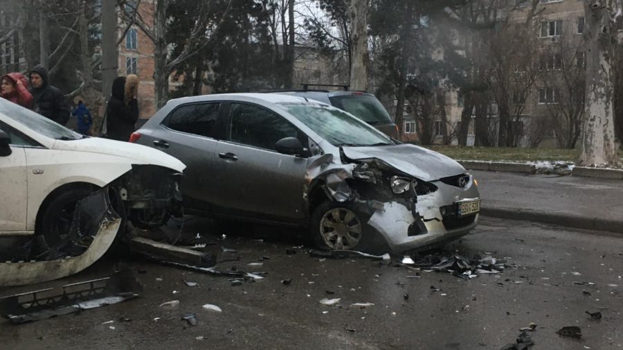 FOTO, VIDEO Ghinion pentru doi șoferi care circulau prin Capitală. O Mazda și un Seat s-au tamponat. Ce spune Poliția?