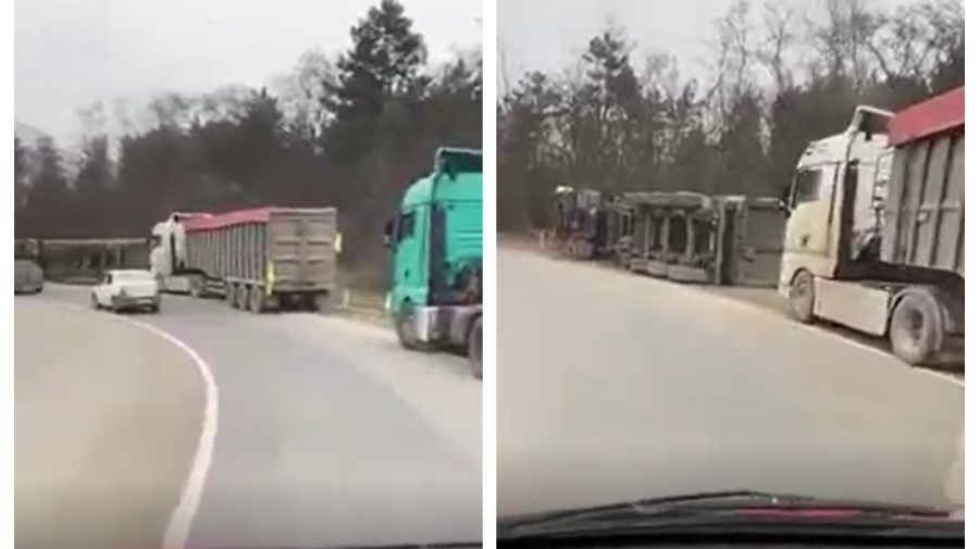 VIDEO Carosabilul umed i-a dat bătăi de cap șoferului. Un camion s-a răsturnat în serpantinele de la Hîncești
