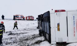 VIDEO Un autocar cu moldoveni s-a răsturnat într-un câmp din Galați, România. Sunt victime