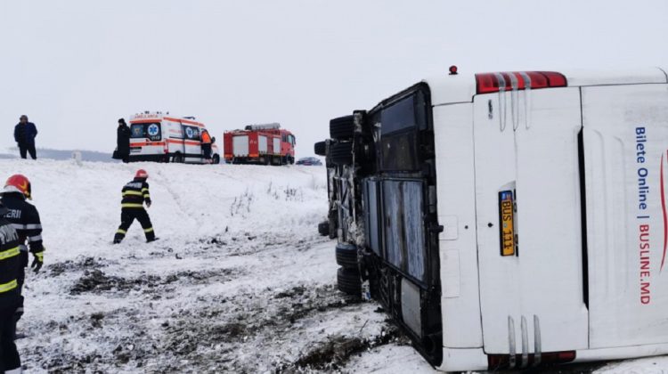 VIDEO Un autocar cu moldoveni s-a răsturnat într-un câmp din Galați, România. Sunt victime