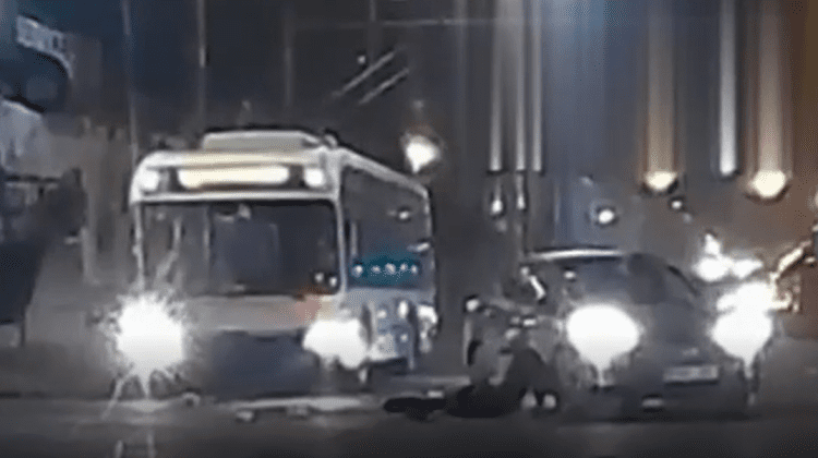 VIDEO Tânăr pe trotinetă electrică, lovit în plin pe o stradă din centrul Capitalei