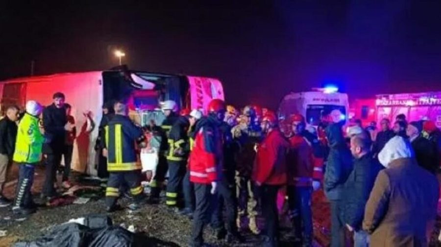 VIDEO Bilanț tragic! 22 de persoane rănite și 5 decedați, după ce un autocar s-a răsturnat, în Turcia