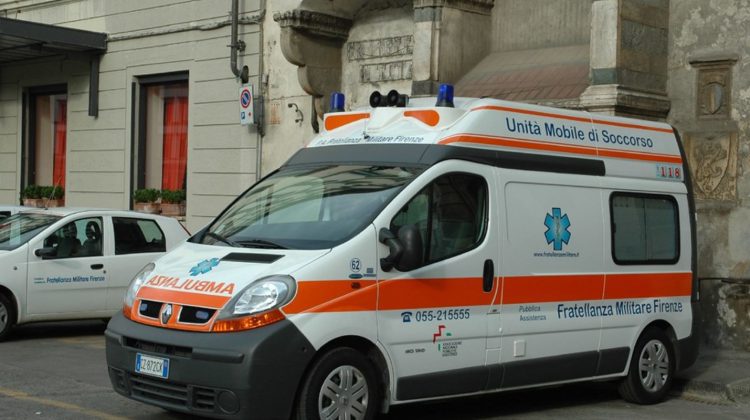 I-a salvat viața! O italiancă de 82 de ani a căzut de la etaj peste o româncă