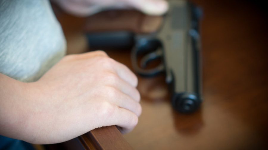 Păstrați armele departe de ochii copiilor! O fetiță de 3 ani a găsit un pistol și a tras în sora mai mare