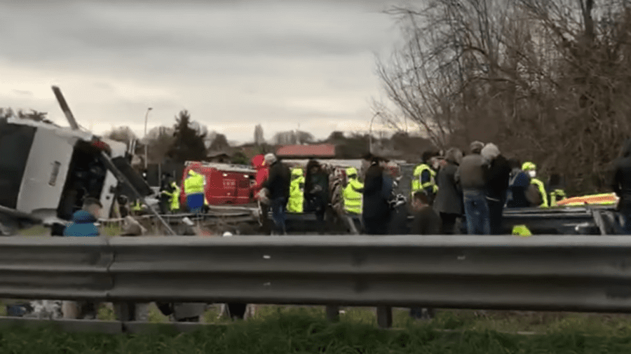 Un autocar cu 52 de români s-a răsturnat pe o autostradă la Padova. Sunt răniți