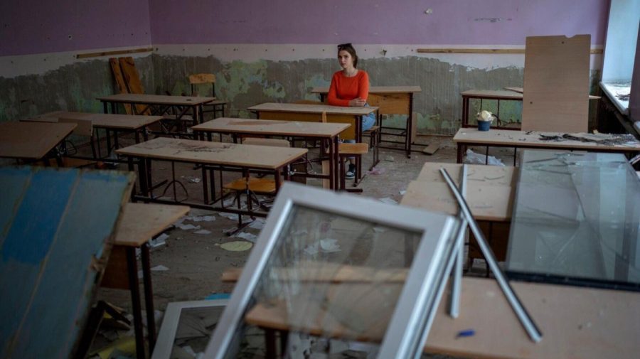 Cum se face școală în teritoriile ocupate din Ucraina: Soția ținea cursul online, soțul stătea de pază la fereastră