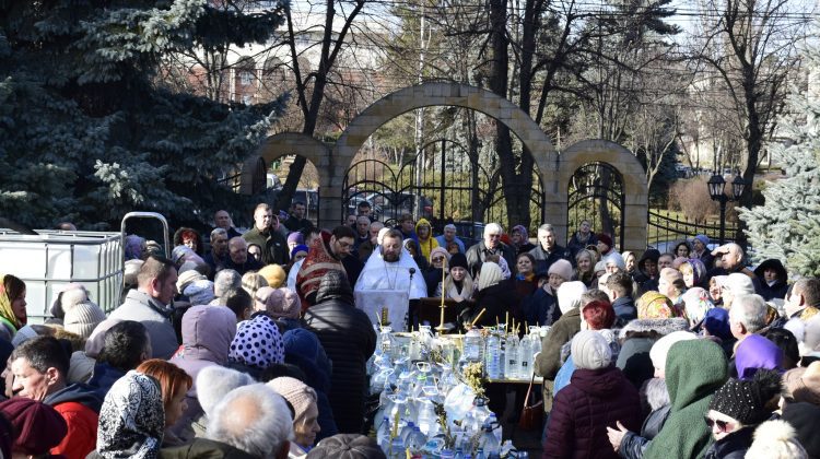 FOTO De Bobotează, sute de enoriaşi au mers la biserică să ia agheasmă. Anunțul S.A. „Apă-Canal Chișinău”