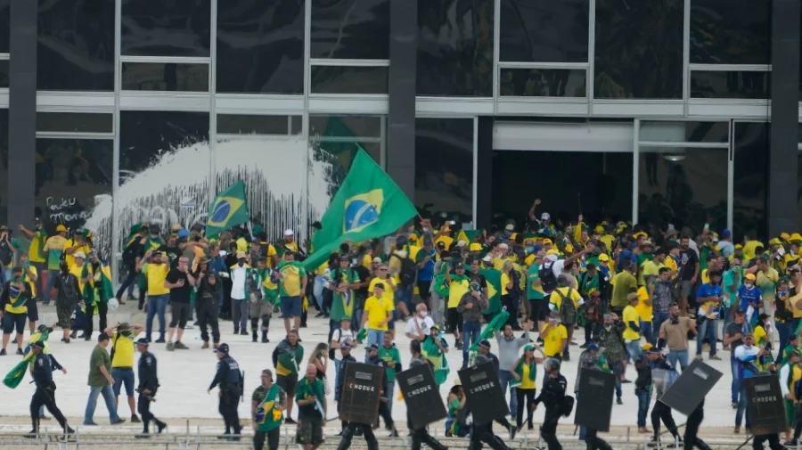 Sute de oamenii au asaltat Guvernul din Brazilia. Peste 400, arestați. VIDEO cum dau buzna în Curtea Supremă