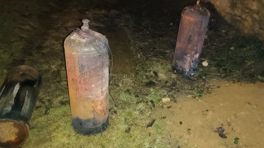 Pericol de EXPLOZIE la Orhei. Pompierii au evacuat patru butelii cu gaz dintr-un șopron cuprins de flăcări