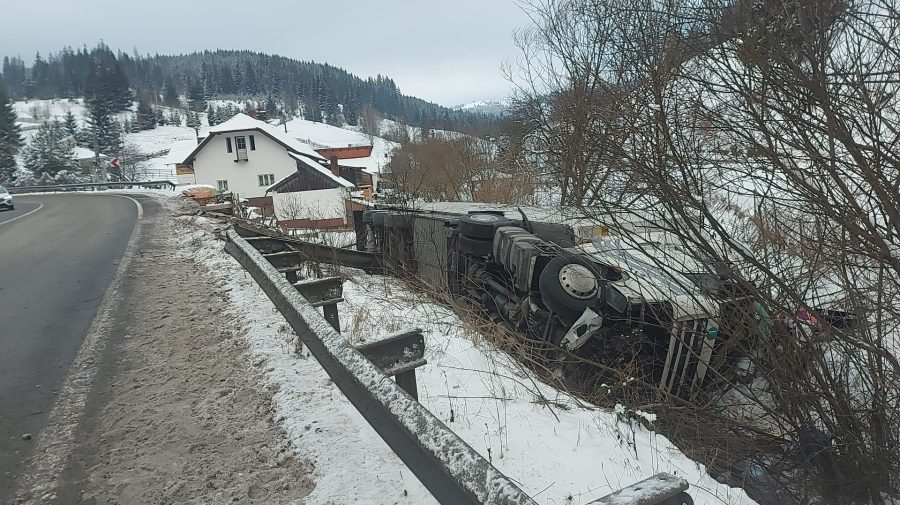 FOTO Un camion cu numere moldovenești s-a răsturnat în România. Șoferul nu ar fi adaptat viteza
