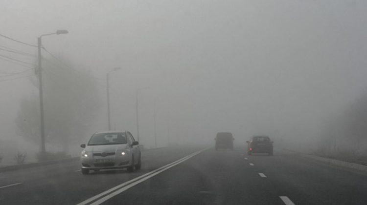 Se circulă anevoios pe mai multe drumuri din țară. Ceața densă e de vină – anunță autoritățile centrale