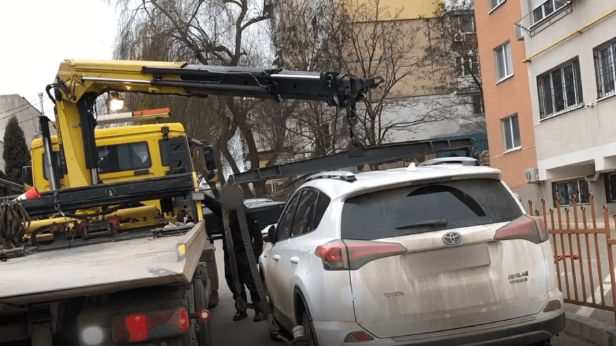 VIDEO Descinderi într-un dosar de contrabandă cu mijloace de transport! Au fost ridicate două mașini