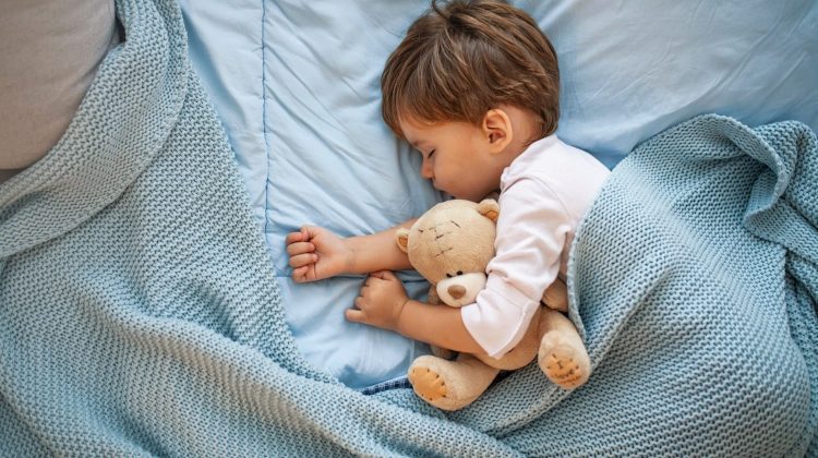 Ce visează bebelușii atunci când plâng sau râd în somn?