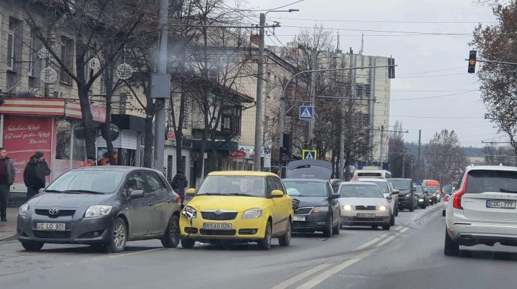 FOTO Accident în lanț pe strada Ion Creangă. O persoană a fost preluată de ambulanță