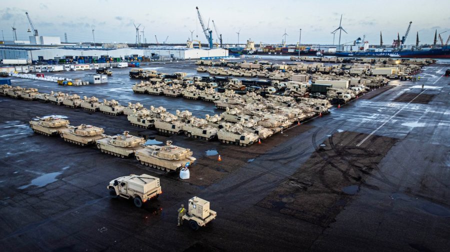 Statele Unite au adus vehicule militare într-un port olandez, pentru a fi transferate în estul Europei