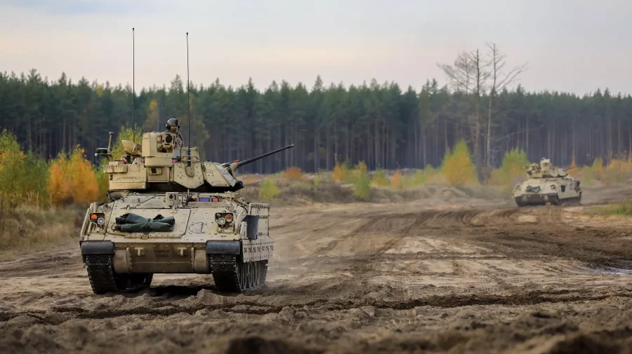 VIDEO Blindatele Bradley, trimise spre Ucraina. Este primul transport de vehicule de luptă pe care SUA îl furnizează