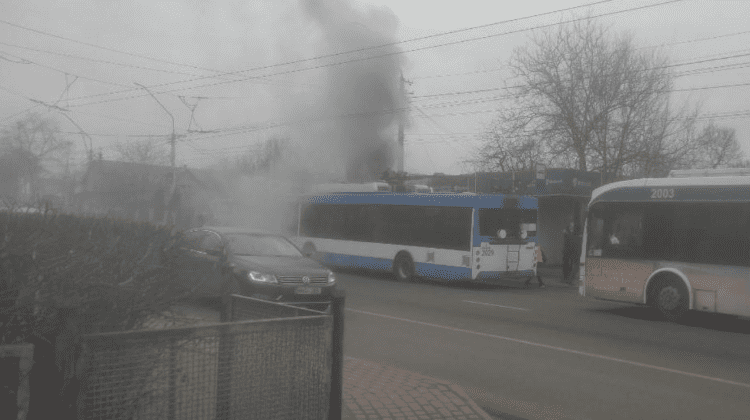 VIDEO De ce a luat foc, săptămâna trecută, troleibuzul pe o stradă din Bălți