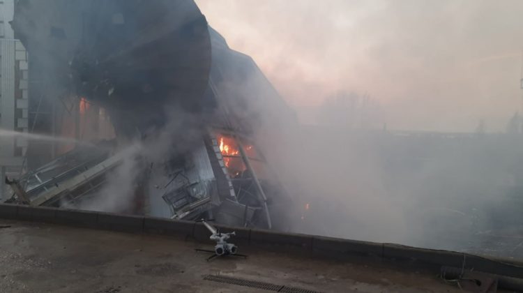 FOTO Incendiu la portul Giurgiuleşti: Şase echipaje, mobilizate pentru a stinge flăcările care au cuprins un rezervor