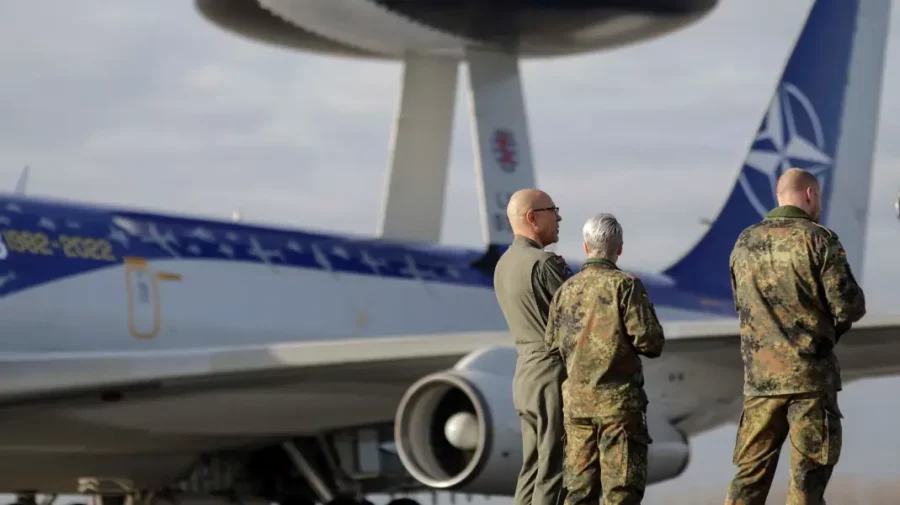 FOTO, VIDEO Avioanele NATO, care vor spiona mișcările rușilor, au ajuns în România
