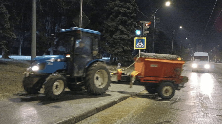 FOTO Polei pe străzile Capitalei! Noaptea a fost împrăștiat material antiderapant pe drumuri și trotuare