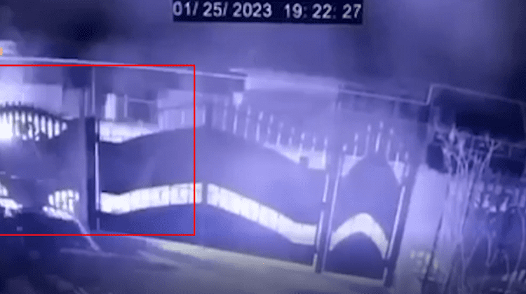 VIDEO Șoferul a pierdut controlul volanului! Momentul în care un Volvo se izbește violent într-o poartă metalică