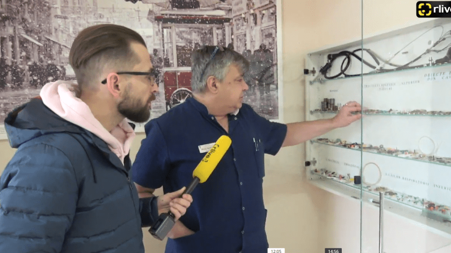 VIDEO Traian, în vizită la muzeul lucrurilor înghițite de copii. Ce să facă părinții dacă piciul a pățit-o?