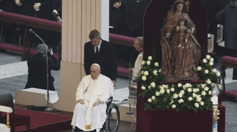LIVE de la Vatican: Fostul Papă Benedict al XVI-lea, înmormântat într-o ceremonie oficiată de Papa Francisc