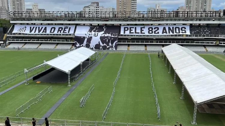 VIDEO Brazilia își ia rămas bun de la Pele cu artificii. Sicriul, pregătit pentru a fi expus pe stadionul Santos