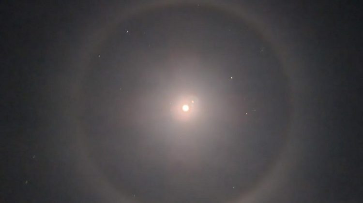 Halou – un inel luminos, multicolor, pe care moldovenii l-au putut vedea miercuri seara pe bolta cerească