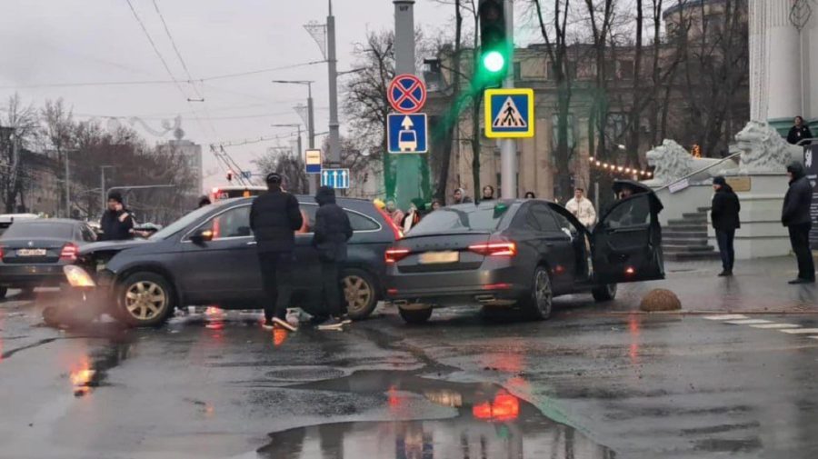VIDEO Accident grav în centrul Capitalei! Două mașini s-au tamponat chiar în fața primăriei