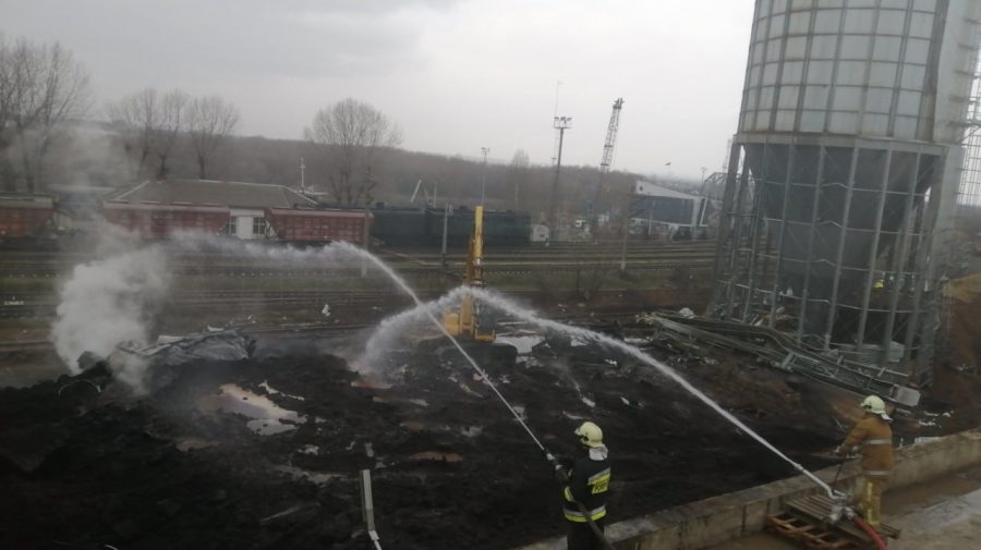 Tehnica grea – antrenată pentru asigurarea securității. Pompierii continuă să stingă incendiul din Portul Giurgiulești