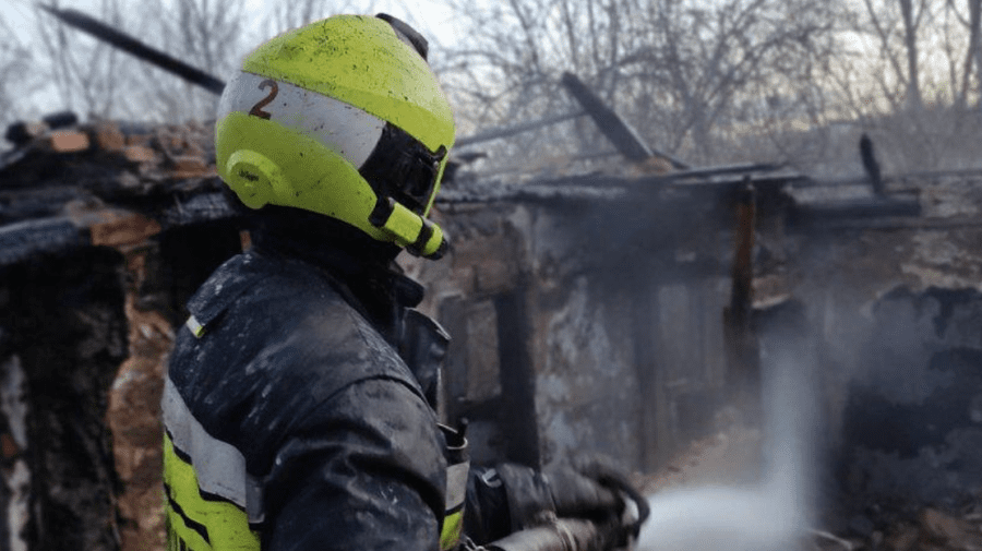Incendiu devastator în Capitală! Cadavrul unui bărbat a fost depistat de pompieri