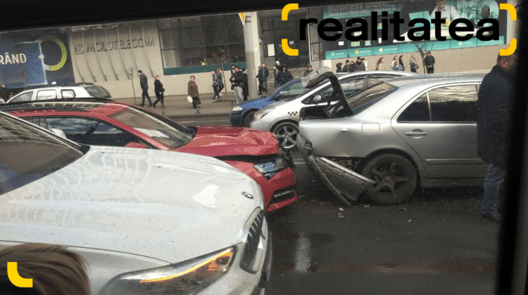 FOTO, VIDEO Carambol în Capitală! Cinci mașini s-au tamponat pe bulevardul Ștefan cel Mare