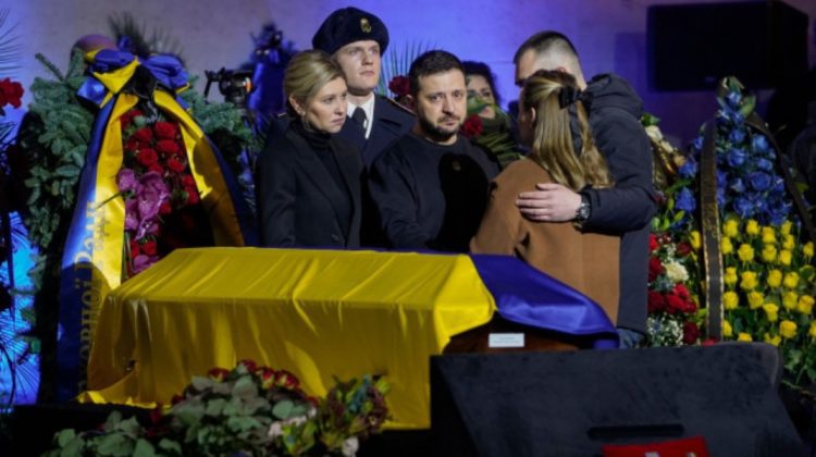 IMAGINI de NO COMMENT cu Vladimir Zelenski și soția lui, Elena, în lacrimi la înmormântarea victimelor de la Bovary