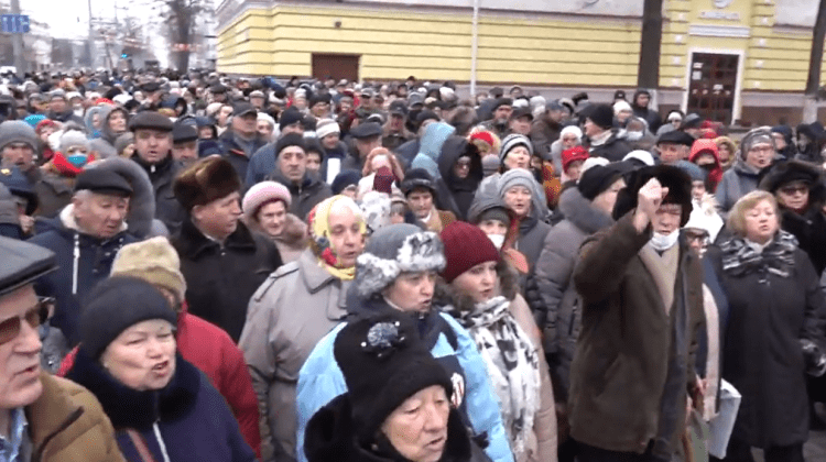 VIDEO Pensionari și deputați ai Partidului ȘOR – intimidați de poliție. Nu li s-a permis accesul în fața Parlamentului