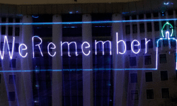 FOTO Pe clădirea Parlamentului a fost proiectat mesajul „We remember”. Ce înseamnă