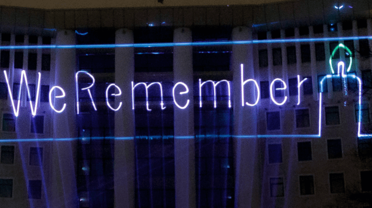 FOTO Pe clădirea Parlamentului a fost proiectat mesajul „We remember”. Ce înseamnă