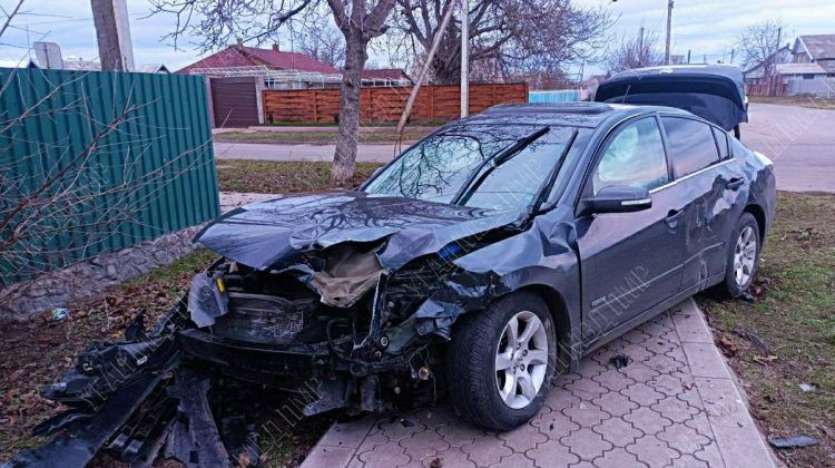 FOTO Impact violent în orașul Slobozia. Două automobile de model Nissan au fost făcute zob