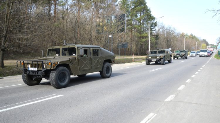 Coloane de vehicule militare se vor deplasa pe traseele din țară. Cetățenii sunt îndemnați să nu se panicheze