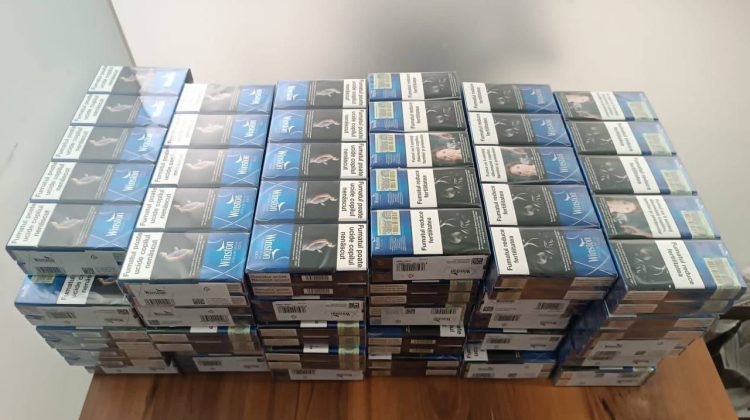 FOTO Credea că nu va fi verificat? Câte pachete de țigări a încercat să scoată din țară un bărbat